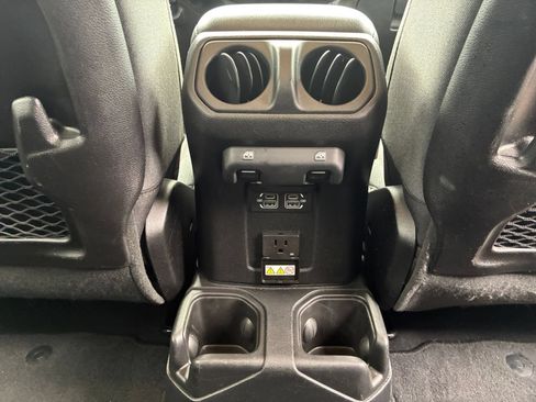 Used 2025 Jeep Wrangler Unlimited Rubicon AWD/4WD image 19