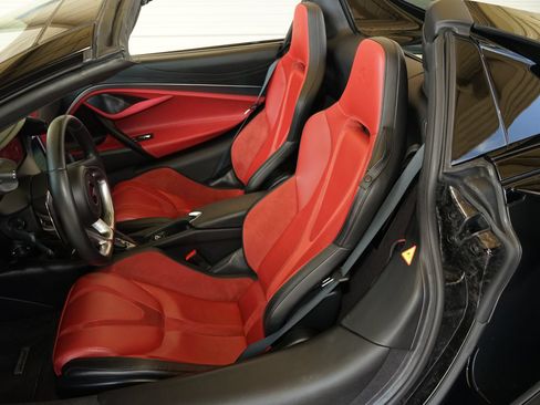 Used 2024 McLaren 750S Spider RWD image 12
