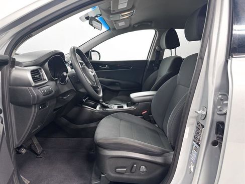 Used 2019 Kia Sorento LX image 4