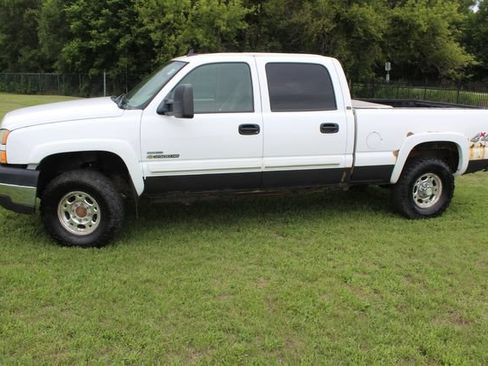 Used 2006 Chevrolet Silverado 2500 LT w/ Heavy-Duty Power Package AWD/4WD image 3