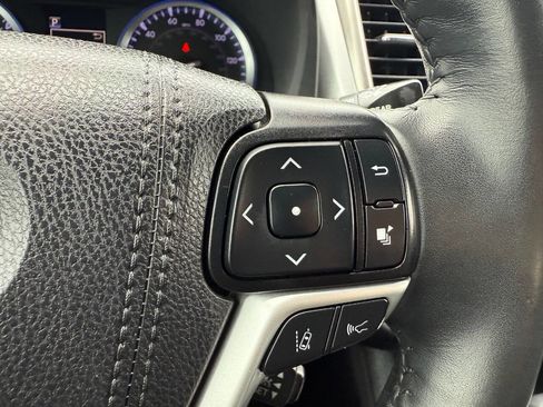 Used 2019 Toyota Highlander XLE FWD image 22