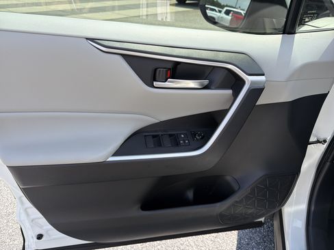 Used 2019 Toyota RAV4 XLE w/ Convenience Package FWD image 19
