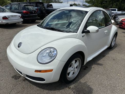 Used 2008 Volkswagen Beetle Triple White Edition FWD image 2