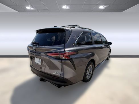 Used 2021 Toyota Sienna XLE FWD image 9