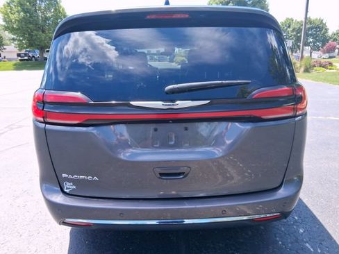 Used 2023 Chrysler Pacifica Touring-L FWD image 4