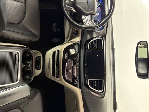 Used 2021 Chrysler Pacifica Touring-L image 27