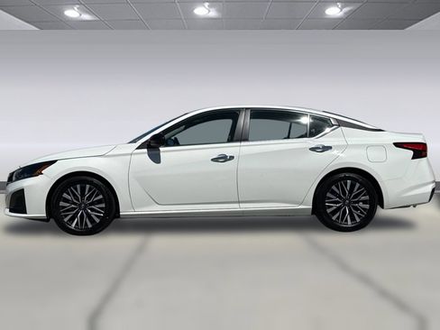 Used 2025 Nissan Altima 2.5 SV FWD image 2