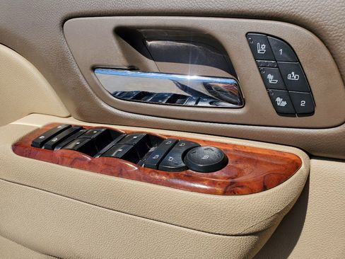 Used 2012 Chevrolet Suburban LTZ RWD image 15