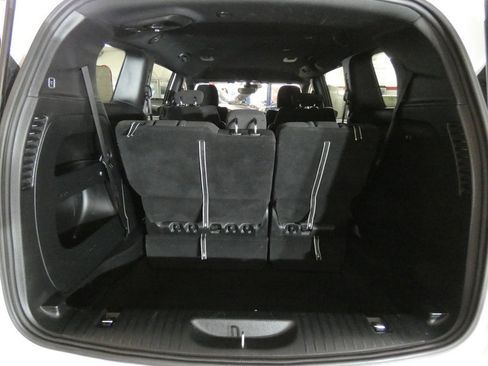Used 2023 Chrysler Pacifica Touring FWD image 6