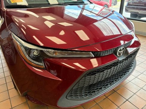 Used 2022 Toyota Corolla LE FWD image 2