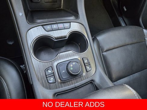 Used 2023 GMC Acadia SLT w/ Preferred Package image 17