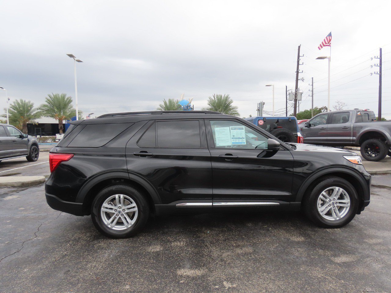 Certified 2024 Ford Explorer XLT RWD image 8