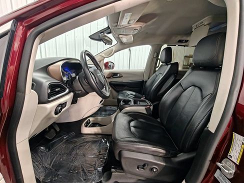 Used 2017 Chrysler Pacifica Touring-L FWD image 28