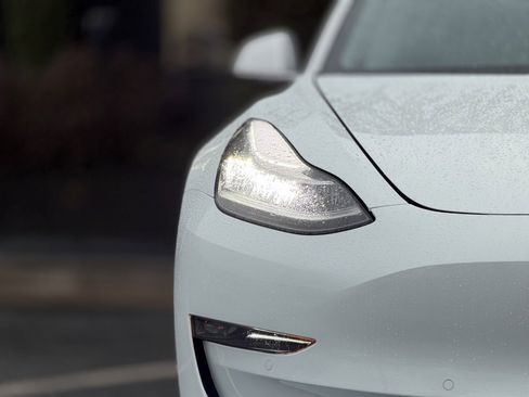 Used 2020 Tesla Model 3 Standard Range Plus image 4