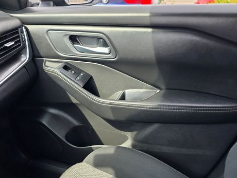 Used 2024 Nissan Rogue SV image 28