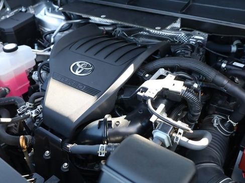 Used 2024 Toyota Highlander LE image 7