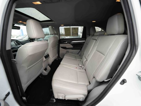 Used 2018 Toyota Highlander XLE image 23