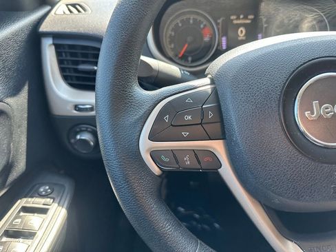 Used 2016 Jeep Cherokee Sport FWD image 21