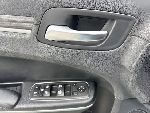 Used 2022 Chrysler 300 Touring image 24