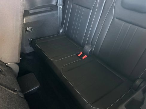 Used 2023 Volkswagen Tiguan SE w/ Panoramic Sunroof Package FWD image 15