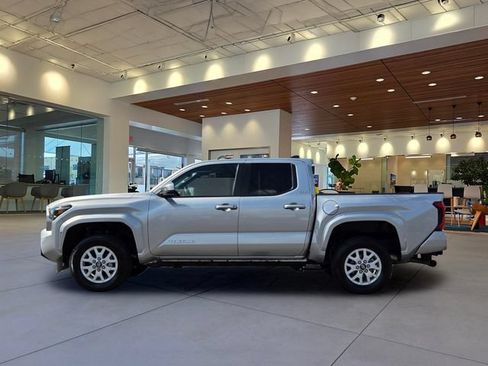 Used 2025 Toyota Tacoma SR5 AWD/4WD image 2