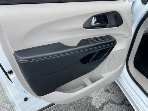 Used 2023 Chrysler Pacifica Touring-L image 16