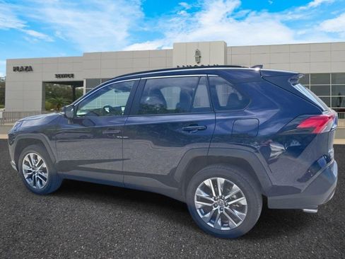 Used 2022 Toyota RAV4 XLE Premium image 5