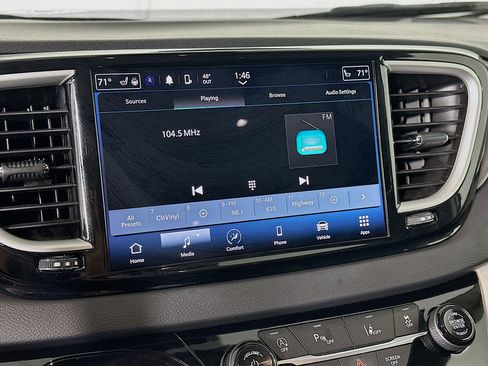 Used 2024 Chrysler Pacifica Touring-L image 21