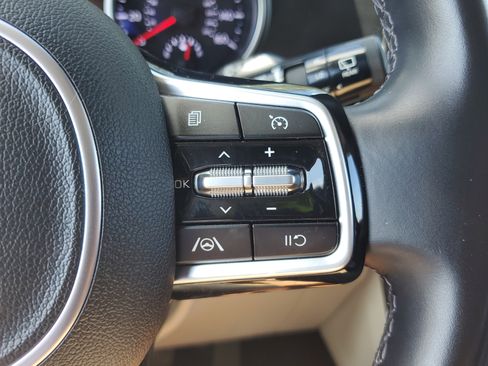 Used 2022 Kia Carnival LX image 20