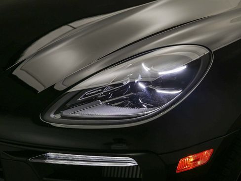 Certified 2025 Porsche Macan S AWD/4WD image 12