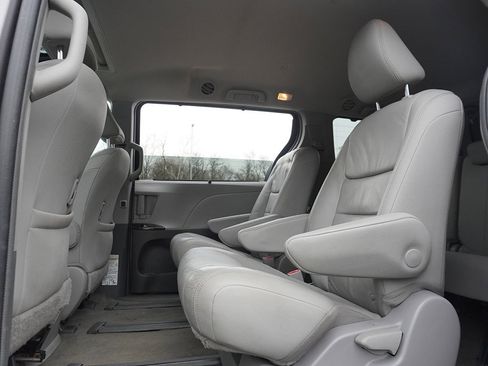 Used 2018 Toyota Sienna XLE w/ XLE Navigation Package image 40