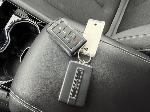 Used 2023 Jeep Grand Cherokee Laredo w/ Luxury Tech Group I AWD/4WD image 34