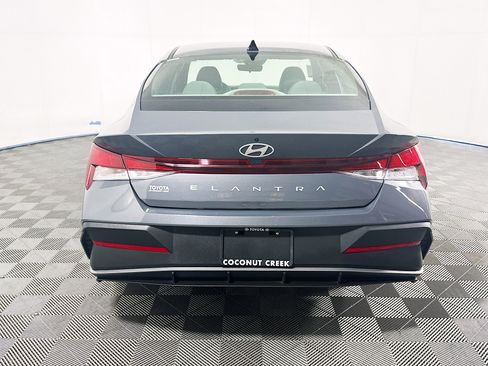 Used 2024 Hyundai Elantra SE FWD image 4