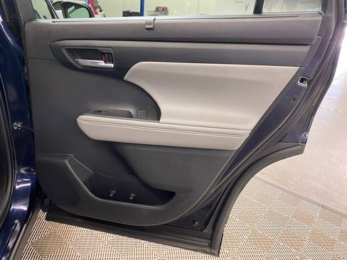 Used 2022 Toyota Highlander XLE image 11