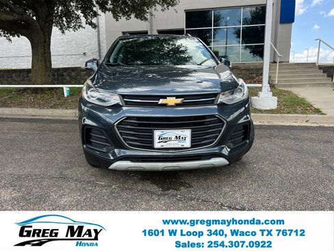 Used 2021 Chevrolet Trax LT w/ Premium Seat Package FWD image 2