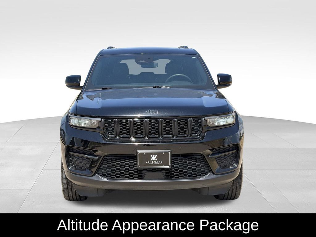 Used 2023 Jeep Grand Cherokee Altitude AWD/4WD image 3