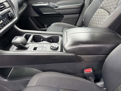 Used 2024 Nissan Pathfinder S image 20