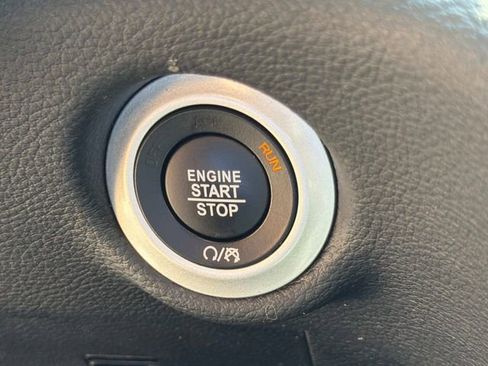 Used 2025 Chrysler Pacifica Limited FWD image 33