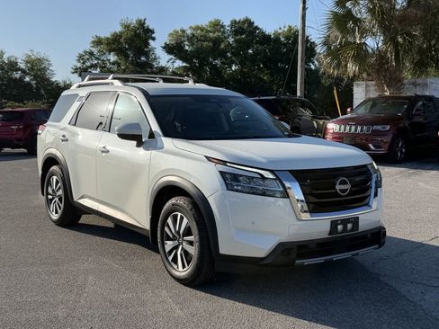 Used 2024 Nissan Pathfinder SL FWD image 2