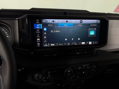 Used 2025 Jeep Wrangler Unlimited Sahara image 19