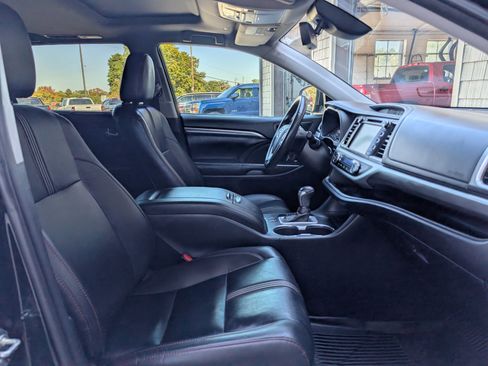 Used 2019 Toyota Highlander SE image 21