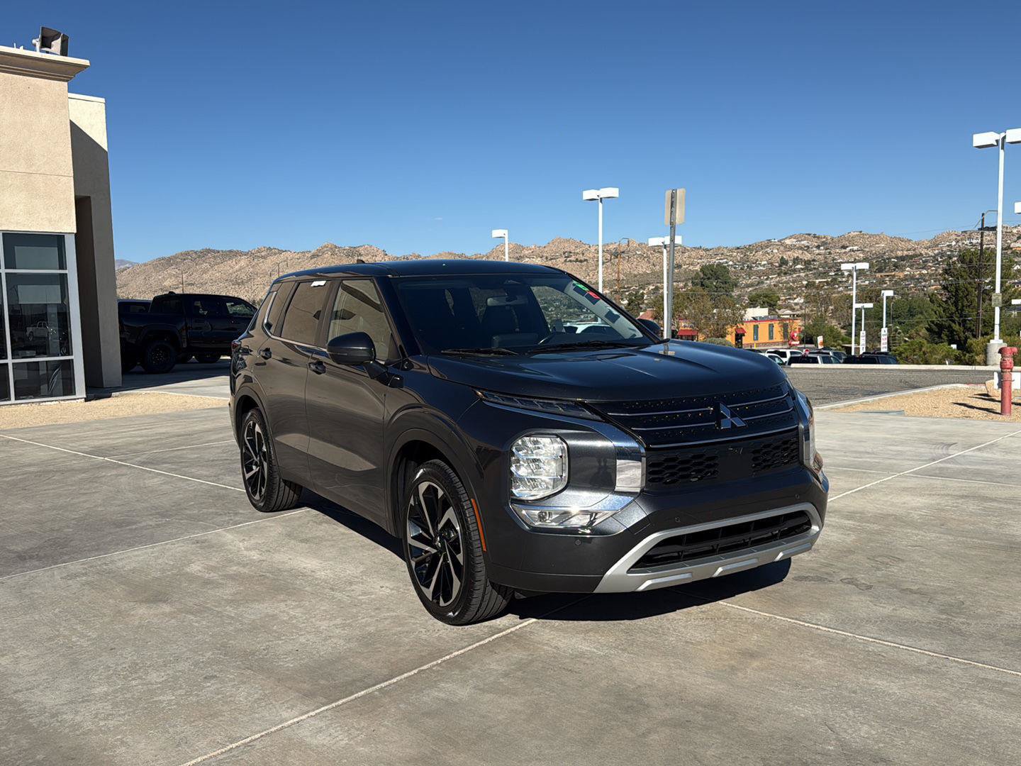 Used 2024 Mitsubishi Outlander FWD image 2