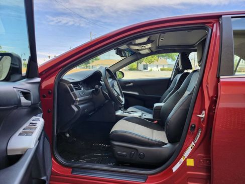 Used 2014 Toyota Camry SE w/ Moonroof Package FWD image 4