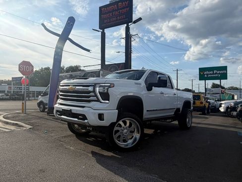 Used 2024 Chevrolet Silverado 2500 High Country w/ Technology Package AWD/4WD image 2