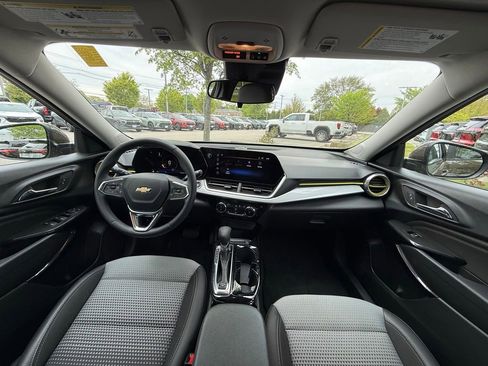 Used 2024 Chevrolet Trax LT w/ Driver Confidence Package FWD image 27