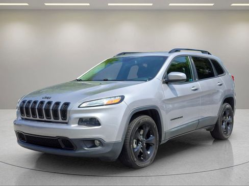 Used 2018 Jeep Cherokee Latitude w/ Altitude Package FWD image 1
