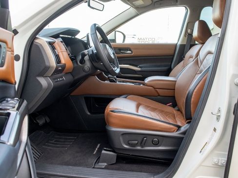 Used 2024 Nissan Pathfinder Platinum image 32