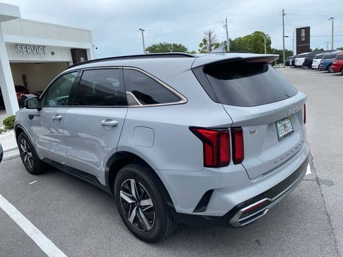 Used 2022 Kia Sorento EX w/ Panoramic Sunroof Package FWD image 2