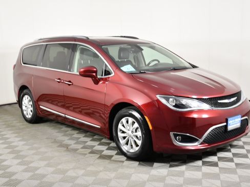 Used 2019 Chrysler Pacifica Touring-L FWD image 4