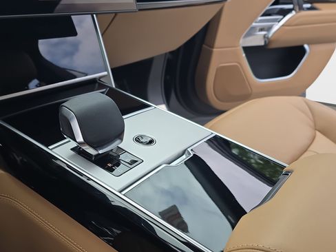 Used 2025 Land Rover Range Rover SE image 25